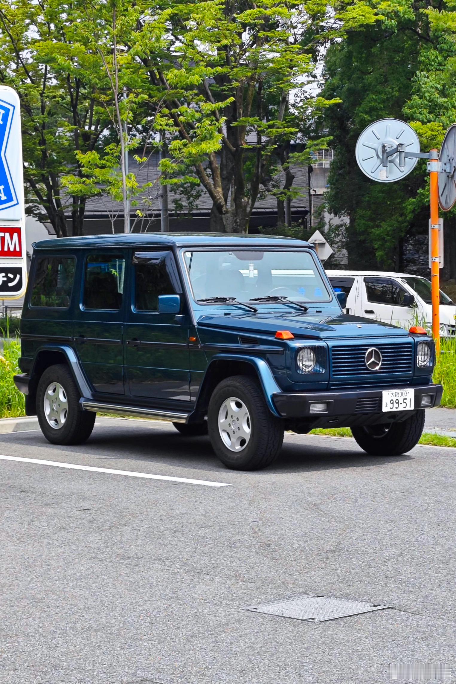 型车街拍 偶遇前期W463大G，圆灯、黑色塑料保险杠、平底锅轮毂、大灯护网、引擎