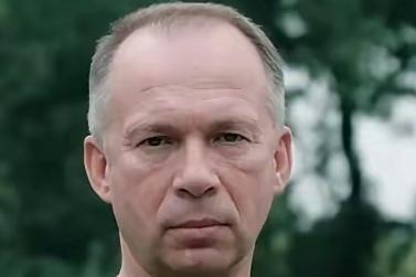 乌克兰军队总司令瑟尔斯基，与总统产生了严重分歧，近期很可能会被替换。
总司令对前