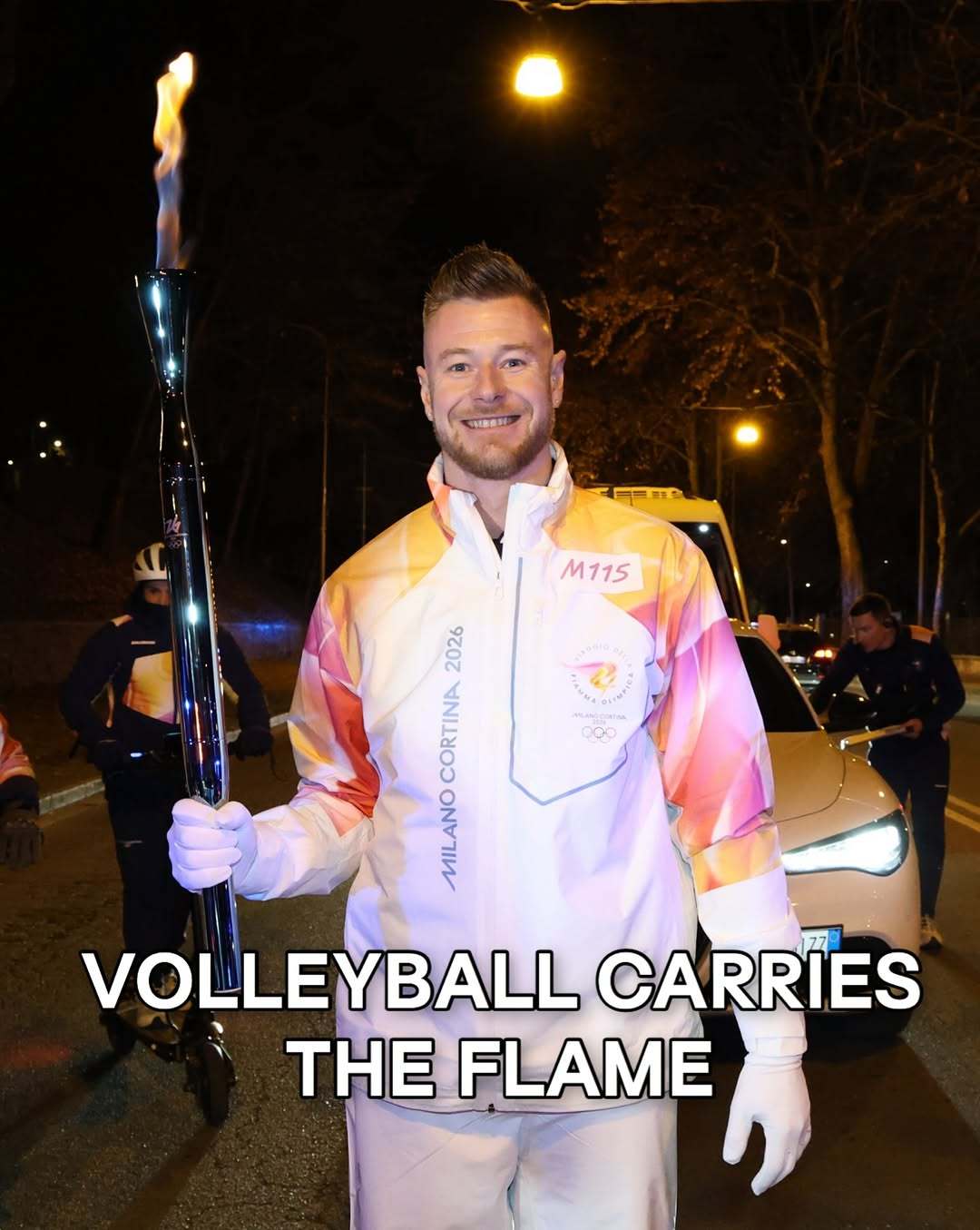 国际排联发布了参与米兰科尔蒂纳冬奥会火炬传递的几位意大利排球界人士，最后一个戴眼