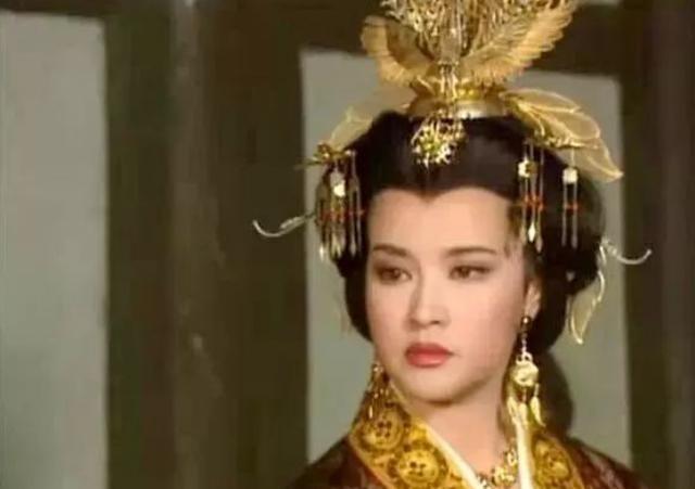 1988年，一个山东农妇在村里举办了“登基仪式”，并且对拥护她的群众们说出了一个