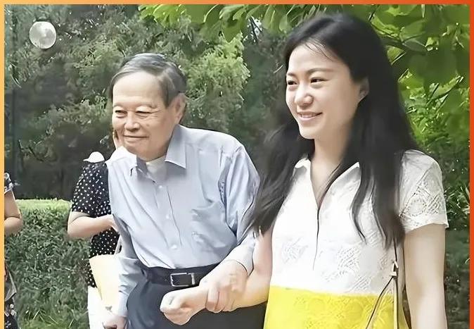 2004年，28岁的翁帆与82岁的杨振宁结婚，引发全国轰动。
21年过去了，49