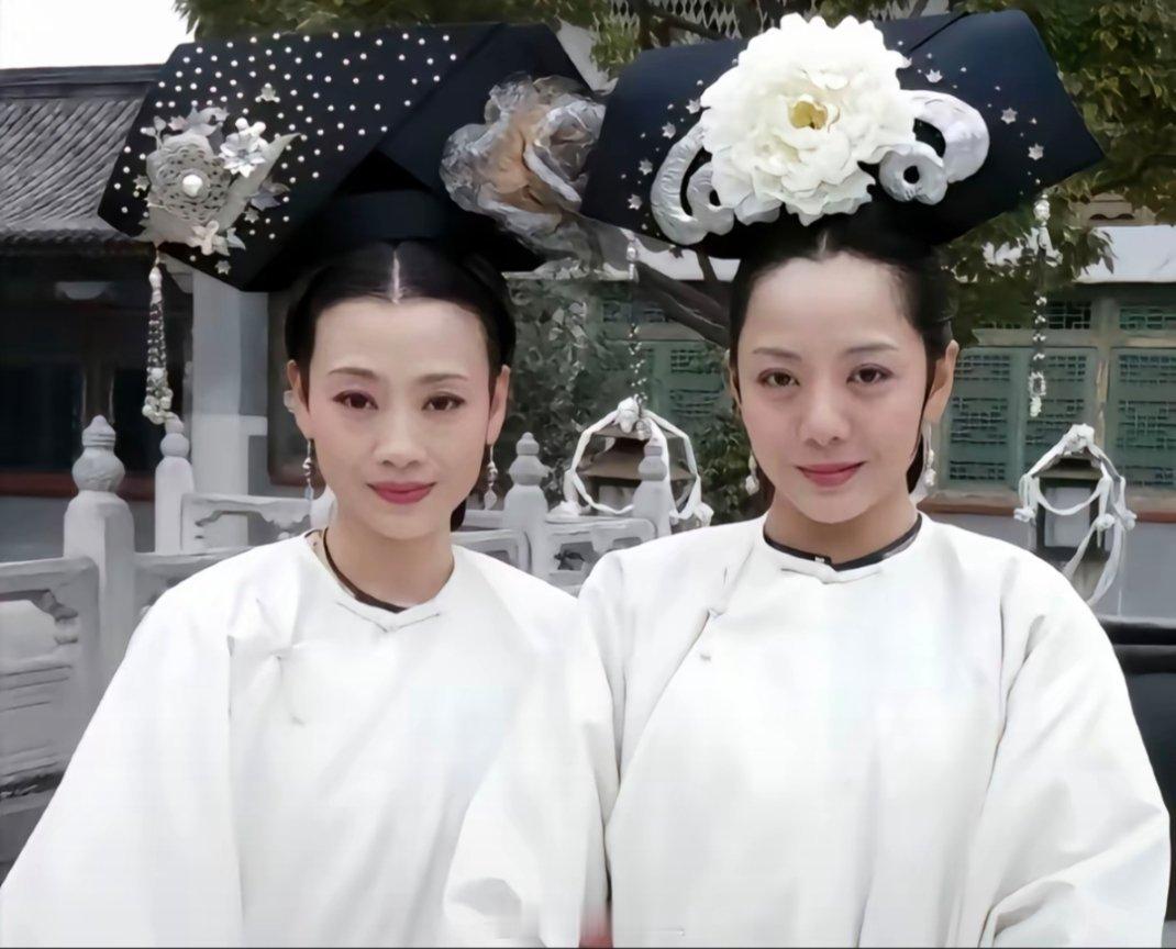 很喜欢两位娘娘的这张合照，有种升官发财死老公，三喜临门的美[心] ​​​