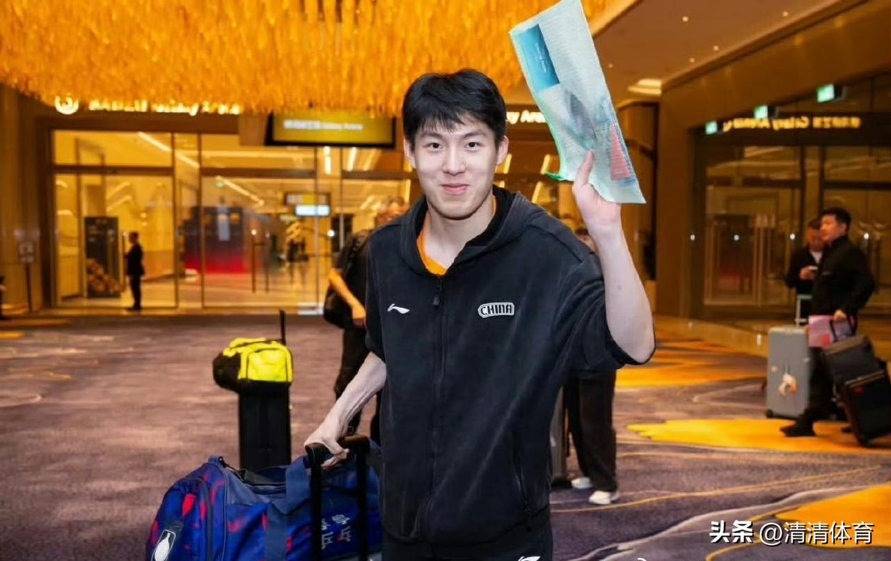 温瑞博抵达澳门，一身低调的黑色运动服，面对镜头招手示意，脸上洋溢着笑容，阳光又自