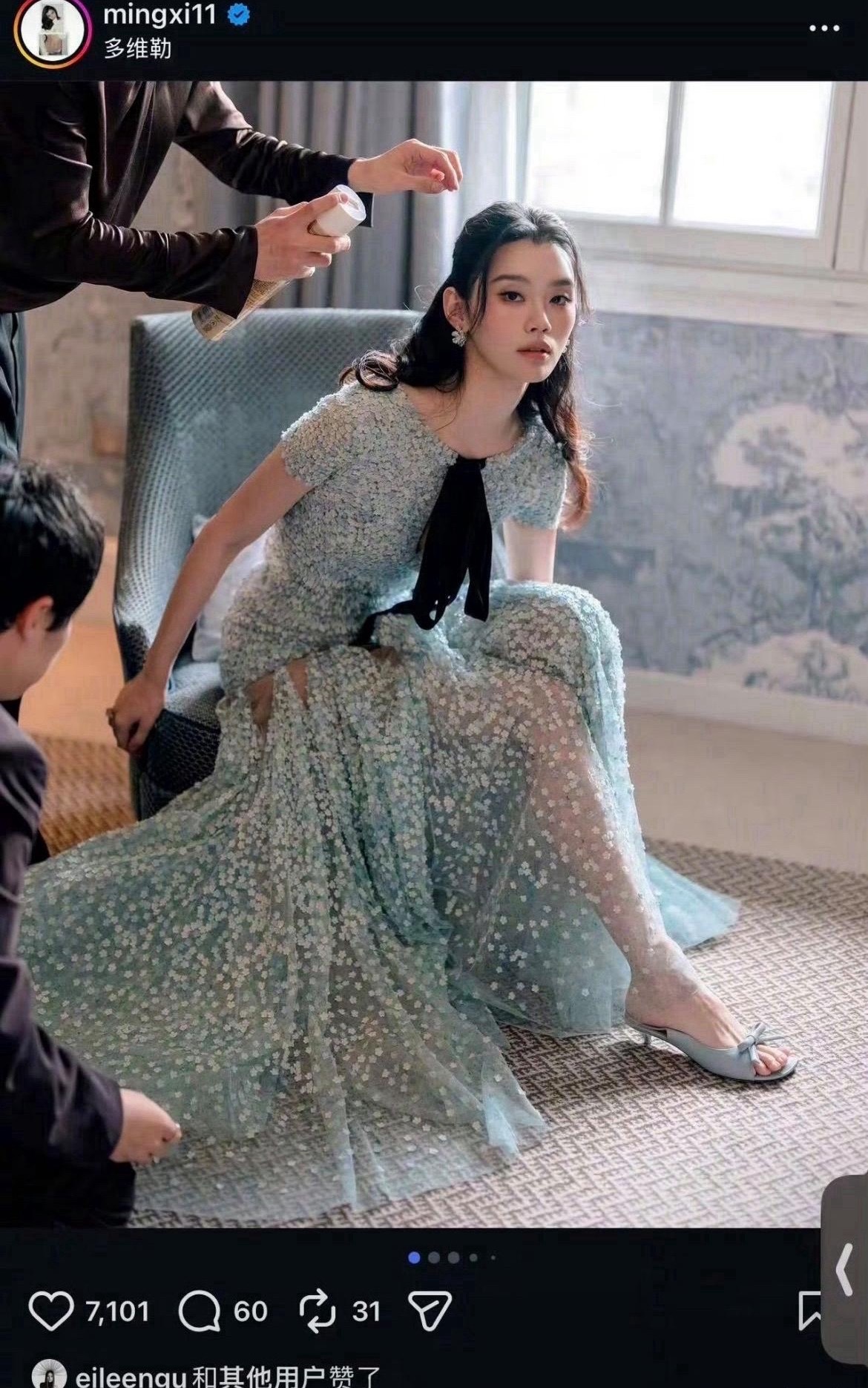 何猷君与奚梦瑶在法国诺曼底补办婚礼，奚梦瑶与到场的四位女嘉宾合影。 