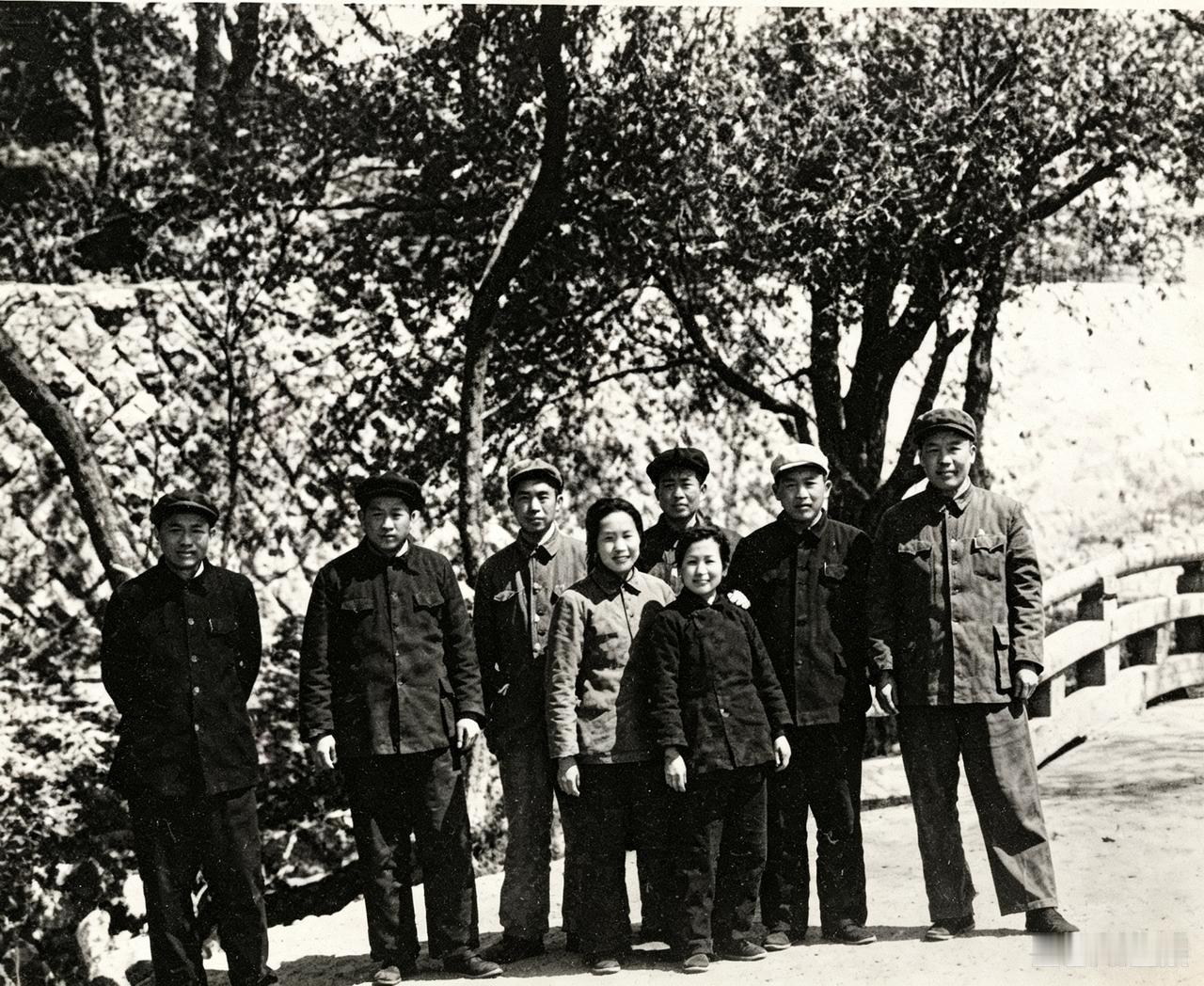张闻天同在安东（丹东）工作的同志在一起。
左起:张闻天、刘子载、徐达深、吴仲廉、
