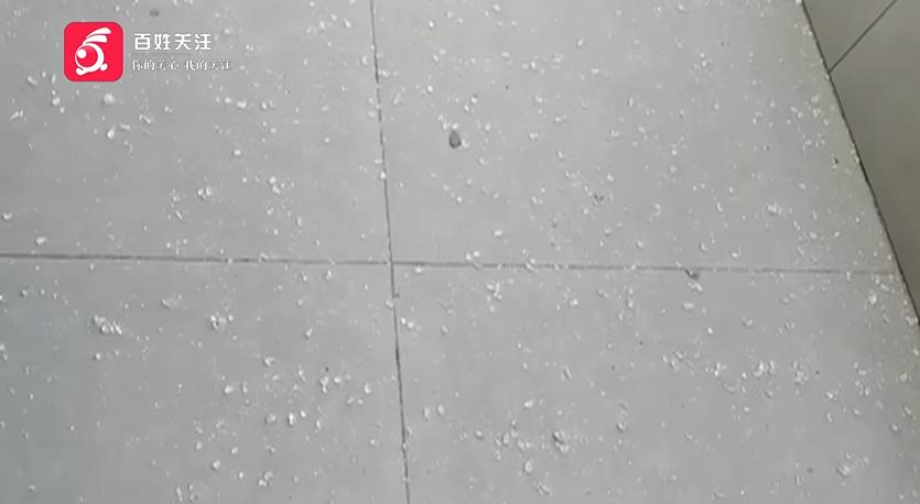 贵阳小河美的璟悦风华小区突发高空坠玻璃险情，高层住户阳台玻璃自行爆裂，大量碎玻璃