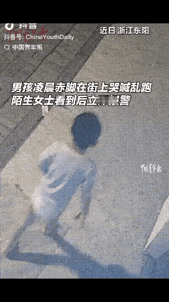 泪目！浙江一女子晚上骑车回家，突然听到一阵哭声，她循着声音找过去，发现一个1岁男