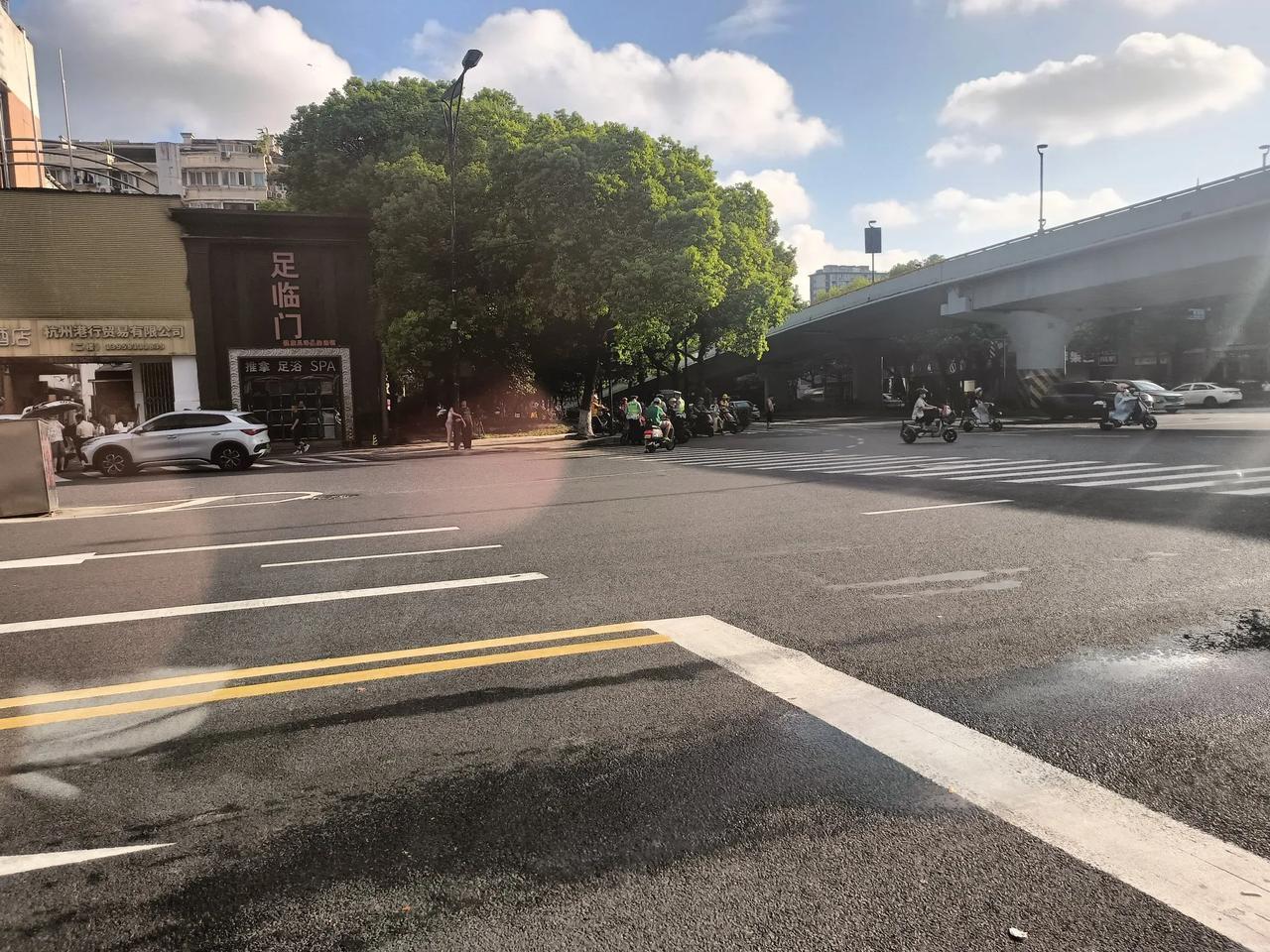 不知道这个路口怎么了，居然有好几个交警在查。
离得远，也不知道是为了什么，在路口