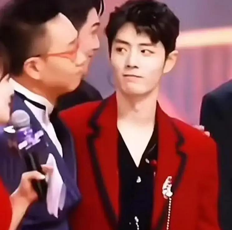 2020年跨年，肖战顶着全网黑的压力压轴登台，林海一张水杯合照力挺。
这在当时可