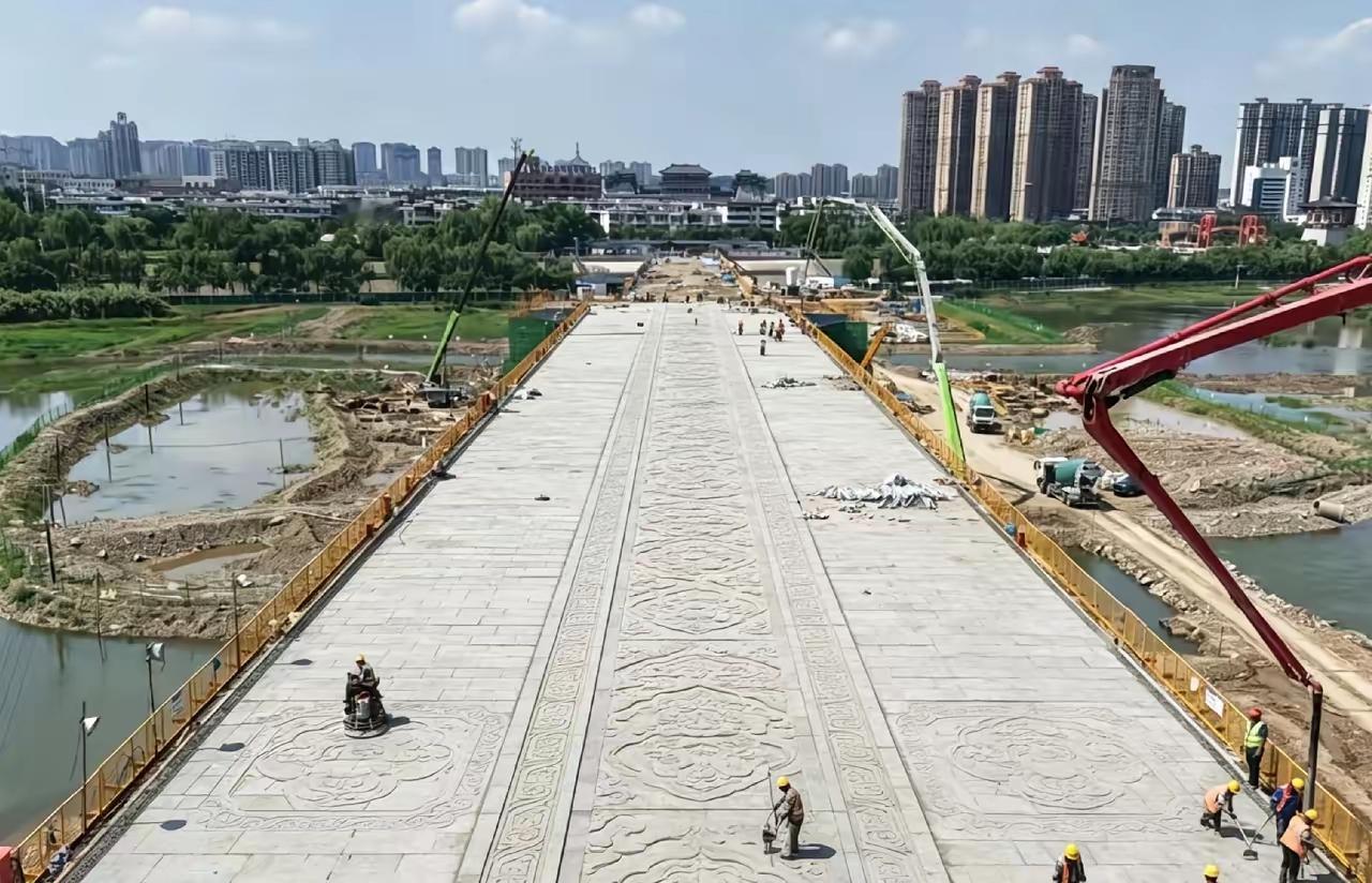咱们洛阳新建的天津桥桥面已经初见，从照片上来看，还真的有点容荣华贵的气势。
  