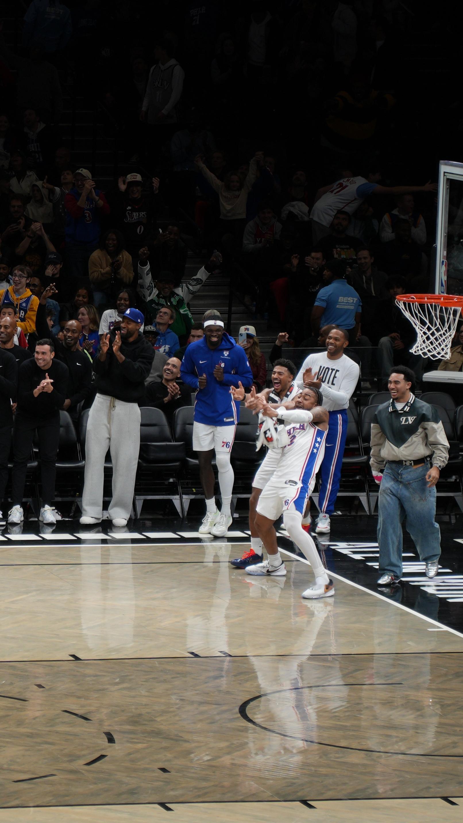 来自现场椒蜜的分享！送上今日份在（替补席）场边观战的泡椒～[酷]费城76人新赛季
