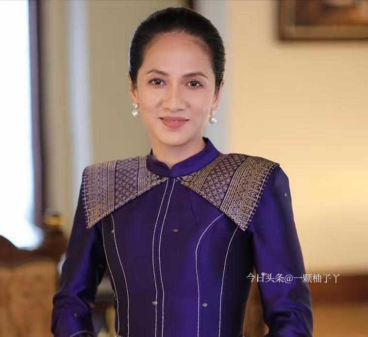 谁能扛住首相夫人这波哽咽发言啊！
泰柬边境冲突闹了半个多月，炮声没停过，泰方十几