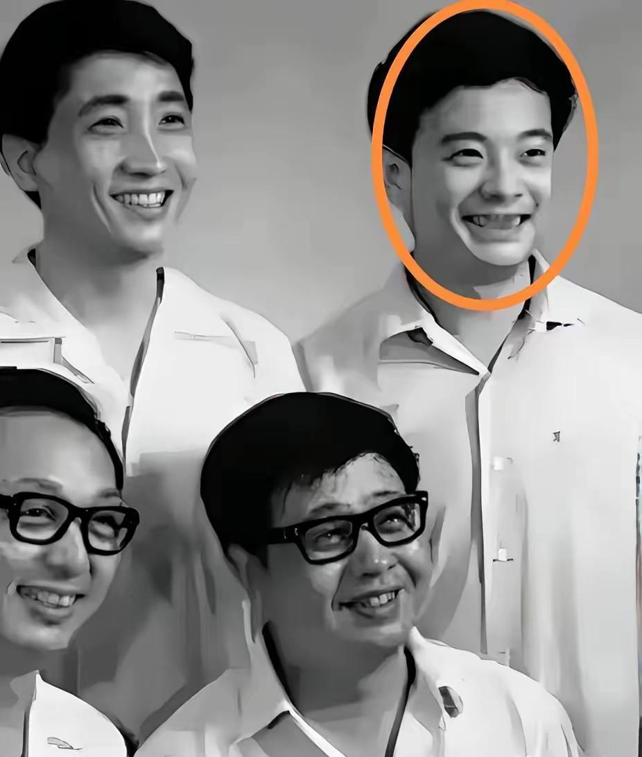 这张图里的人都穿着白衬衫。相声界的顶流大师这四位都认识吗？圈里这位不认识。[作揖