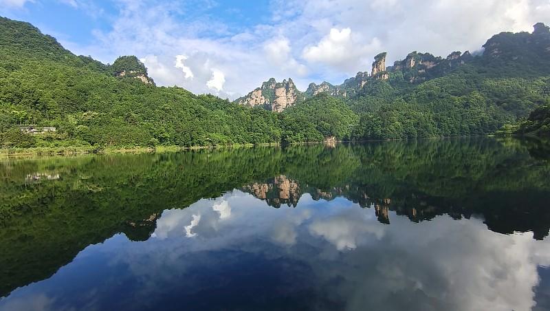 前阵子翻三联中读的旧发刊词，突然懂了为什么这几年大家总往山水里钻。
以前总觉得山