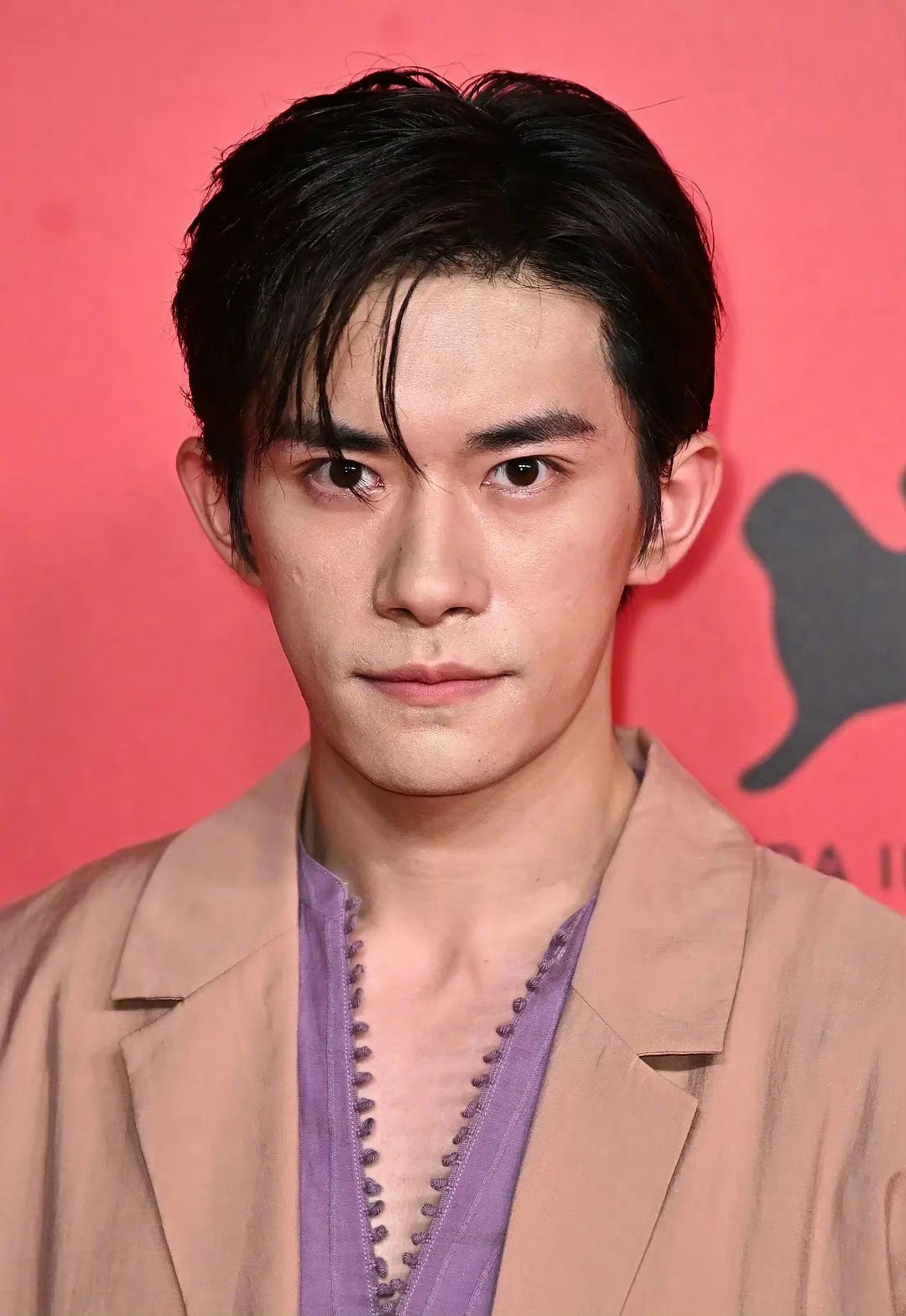 易烊千玺现在怎么又老又矮的？ ​​​