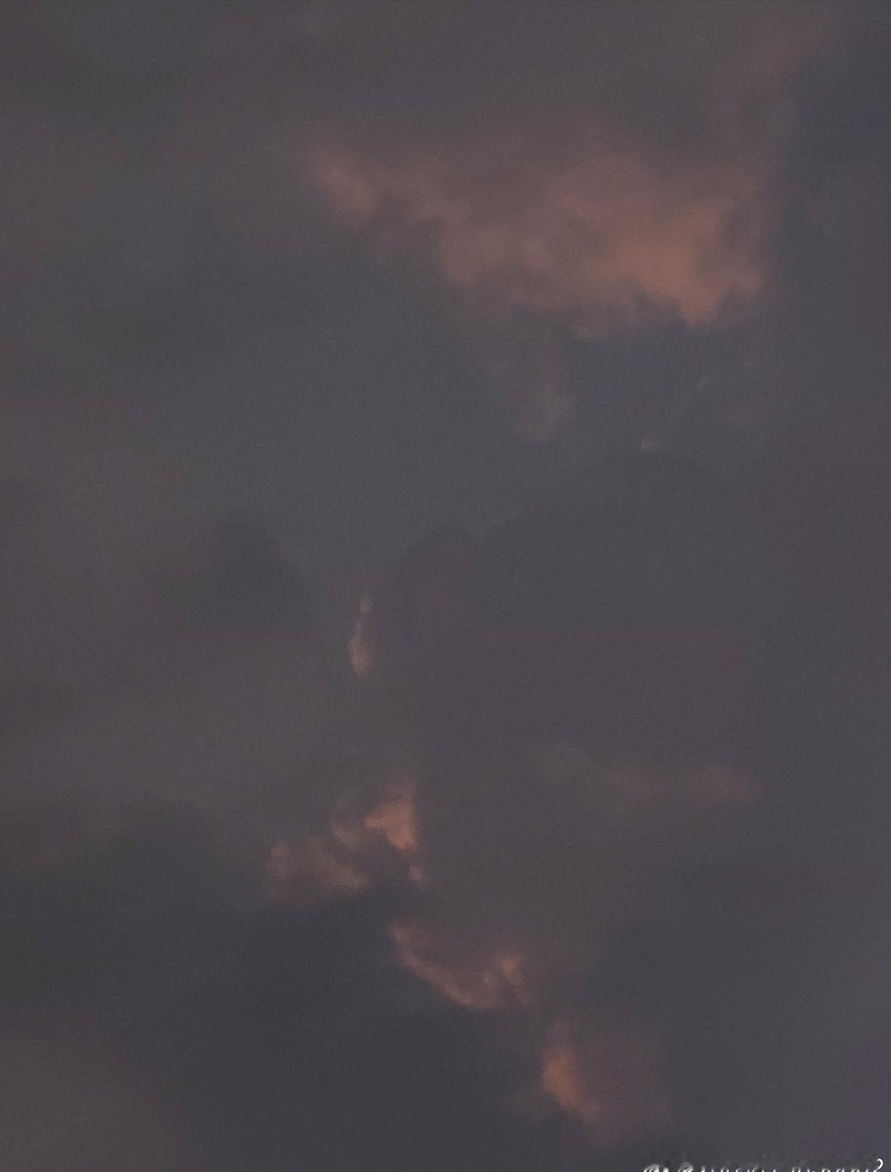 连续不断的又是闪又是雷的，是要下大雨吗🌧️  ​​​