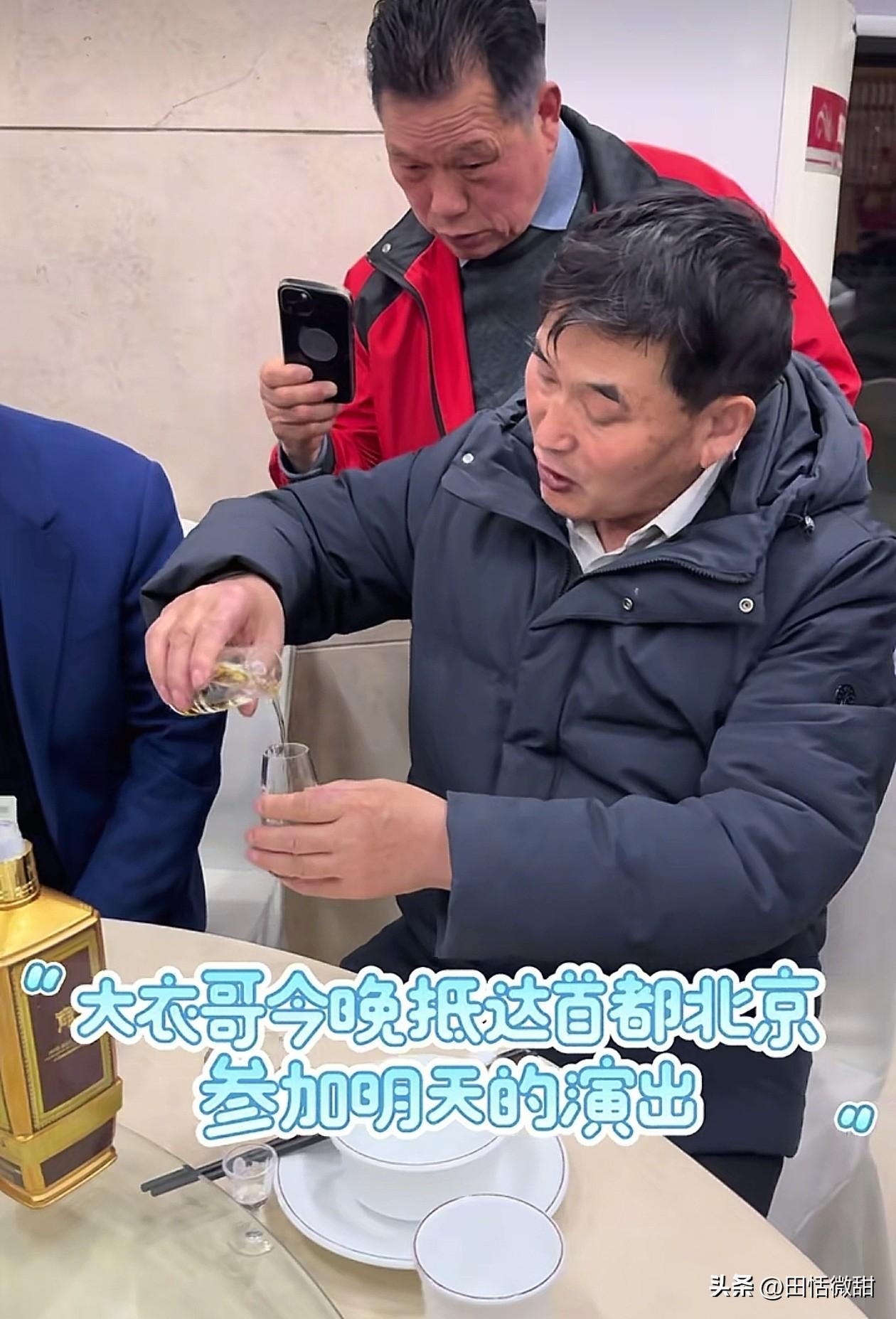 大衣哥朱之文活动结束，喝台子，吃大餐。
这才是名人背后的真实状态了。他先是连续倒