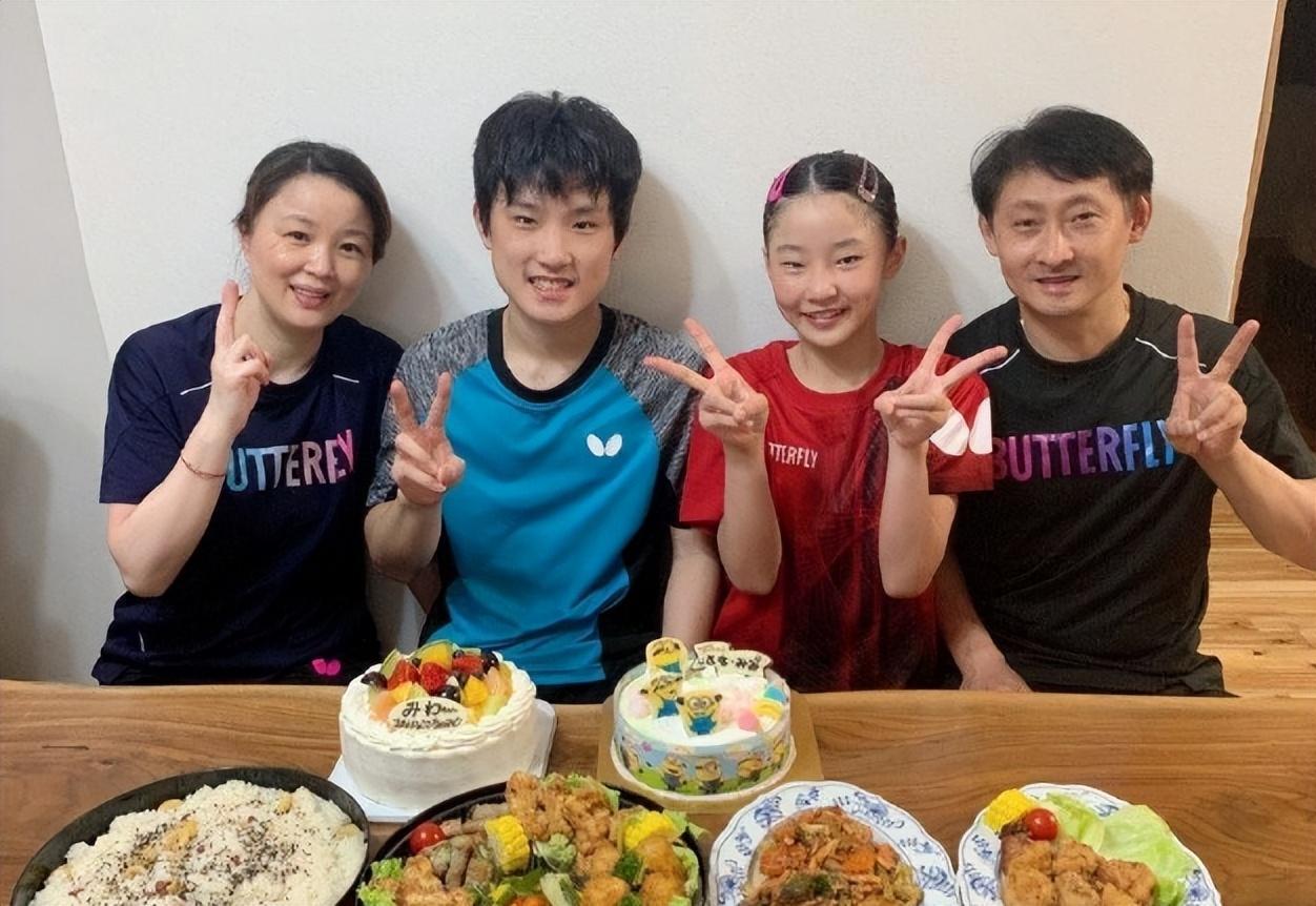 2026年4月，在东京羽田机场，张本智和带着父母与妹妹张本美和，静悄悄地登上了飞