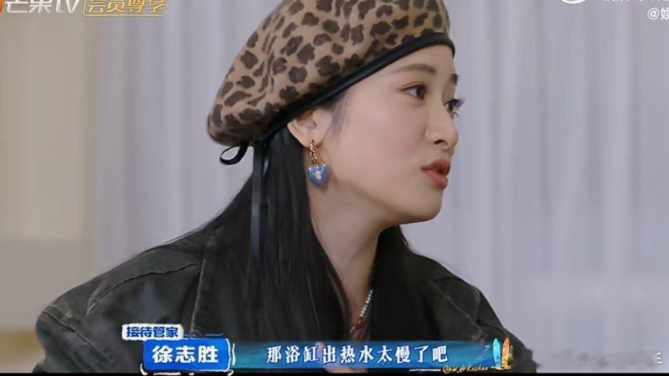 如何不经意地告诉老板自己在加班沈月徐志胜也太懂职场了！一个自拍拖地暗示加班，一个