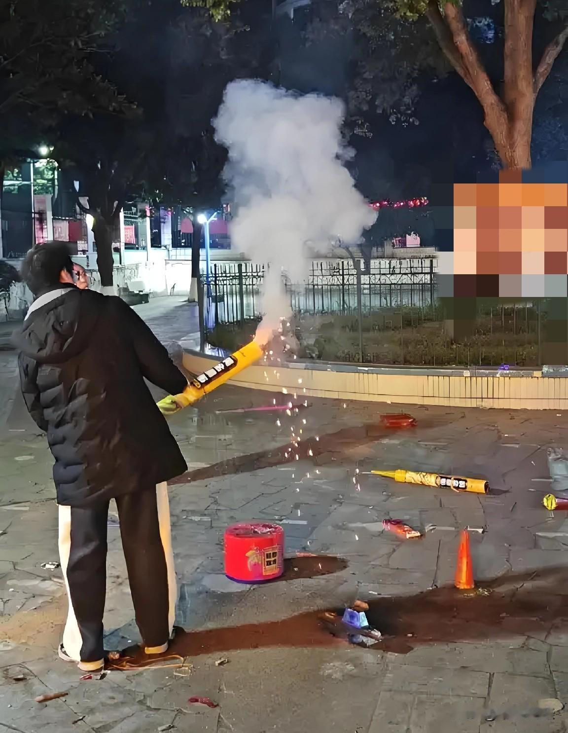 江苏南京，男子为哄女友开心，在小区放烟花，谁料，火星落在邻居窗台，点燃上面的废纸