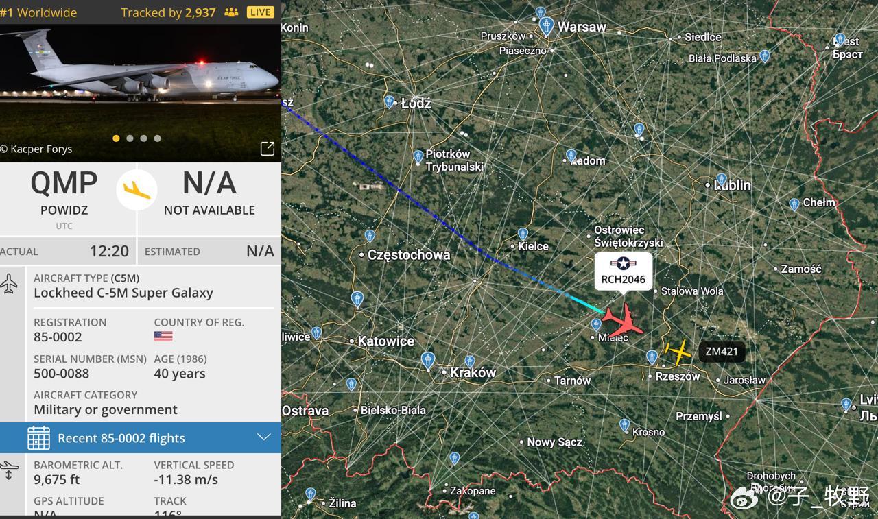 一架满载货物的美国空军C-5“银河”超重型运输机，正从波兰波维兹疾驰飞往位于热舒