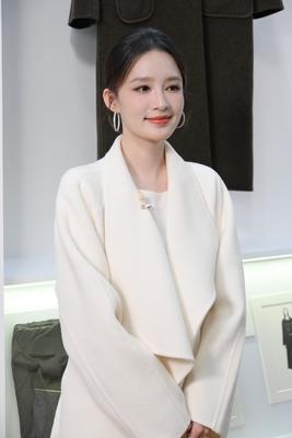 李沁
一袭白色长款风衣
作为代言人现身LILY品牌活动
果然，白色长款风衣就是好