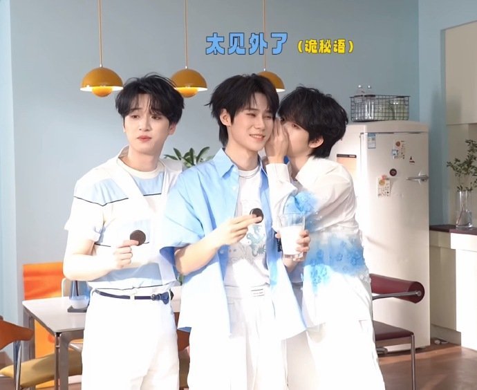 投 三个人也要说悄悄话吗？