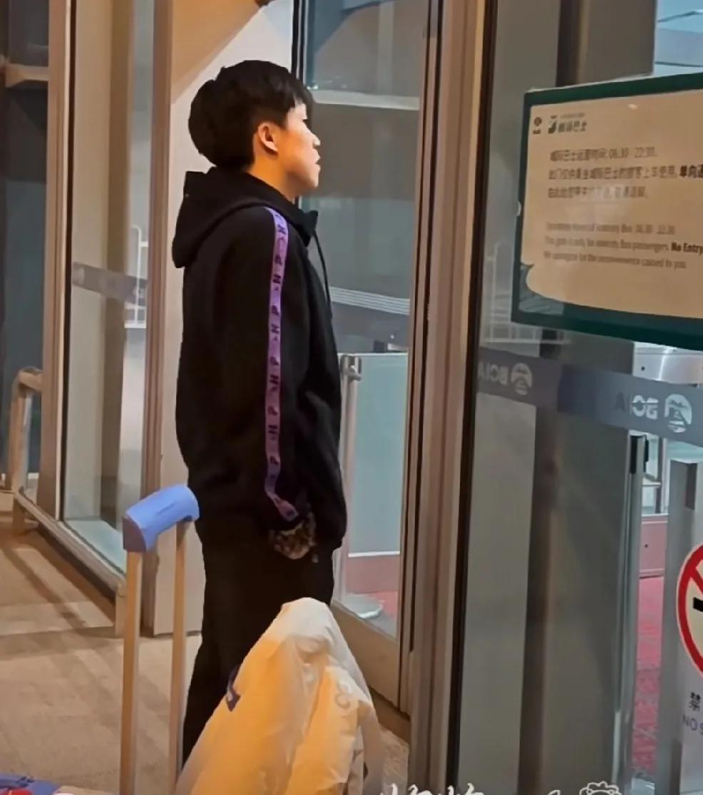 国乒凌晨三点抵达北京，
大概是机场里人太多了。
出来等车时肖战指导告诉大头：到这