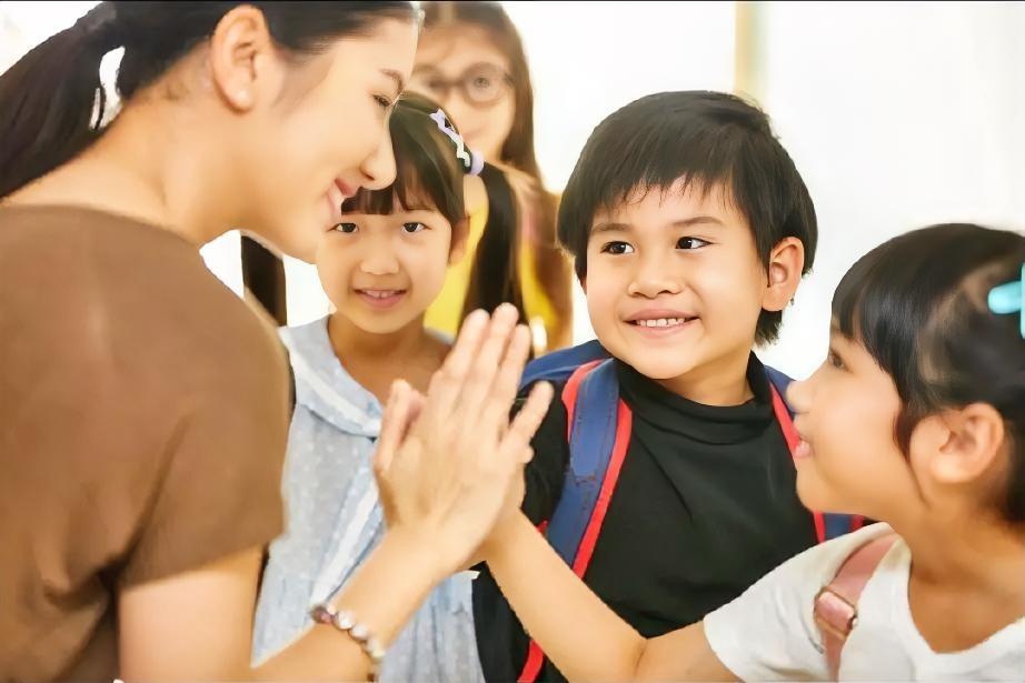 学校教育很难突破的一个关键原因，就在于学校的校长和教师都是从应试教育当中走出来的