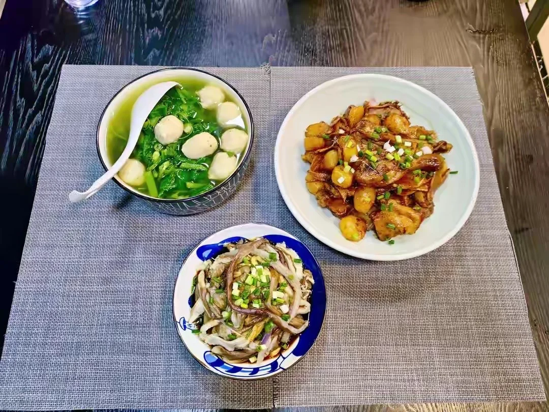 今早有人说老吕俗，不是看美女，就是吃美食，我看的是穿搭好吧，这是审美！...