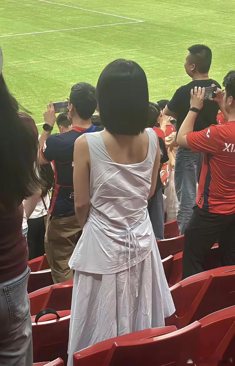 现在的女装真的越做越离谱了我真的越想越窝火！实体店花四五百入手的连衣裙，本以为质