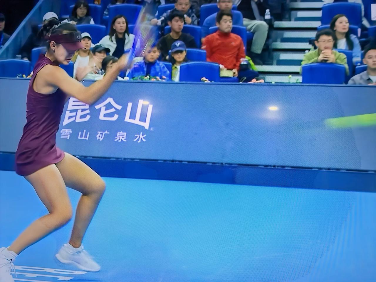 孙心然与高芙的比赛结束了。虽然高芙最终以2:0赢了孙心然。但有些胜之不武！两人场