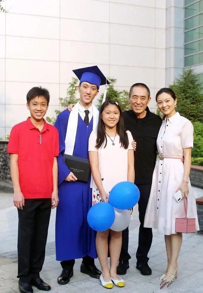 张艺谋的一家五口，还是老谋子的基因更强大。他都多余娶陈婷这么漂亮的媳妇，因为压根