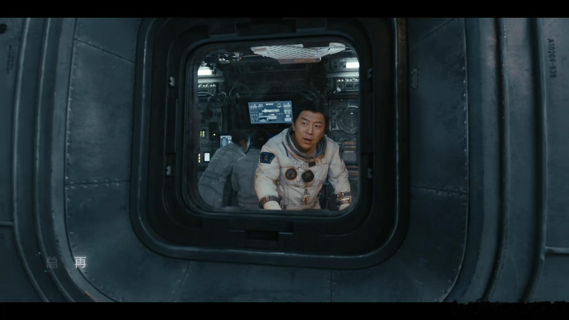 电影群星闪耀时今日上映 推广曲的氛围感拉满，歌声串联起过去与未来，仿佛听见两代航