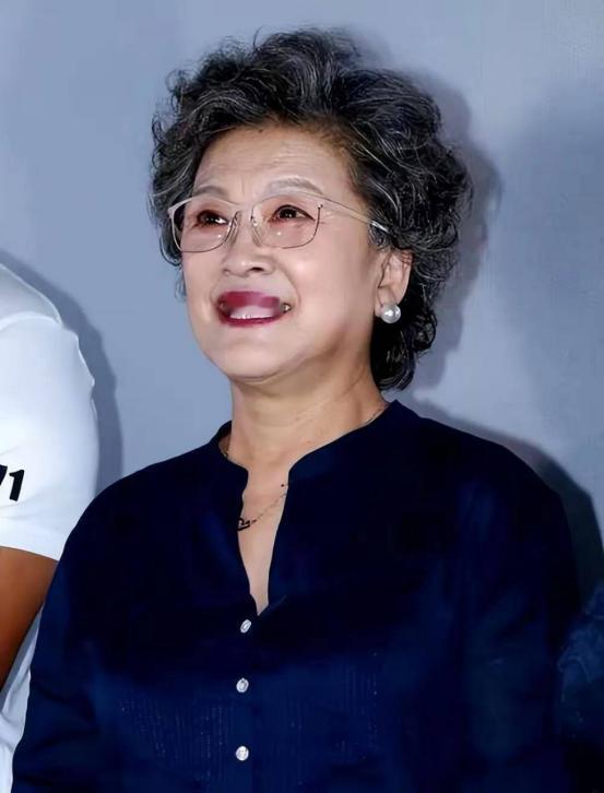 61岁的演员宋春丽和丈夫坚持丁克三十几年，直到2012年一天，好友邓婕到宋春丽家