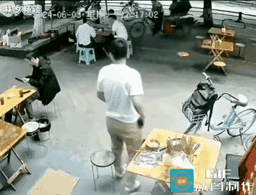 这老式带马达的小三轮，怎么像野牛一样在人堆里追人，好像专门在追一位白褂黑褲男，他