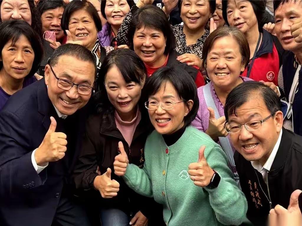 侯友宜这下尴尬了！因为卢秀燕在昨天高调跟郑丽文与韩国瑜一起在台中出席活动，而且卢