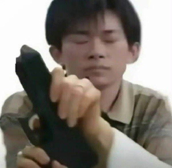 严迪警官=景浩限定返场？！修手机修电器抓间谍都速来排队！过年也别忘了支持我们的严