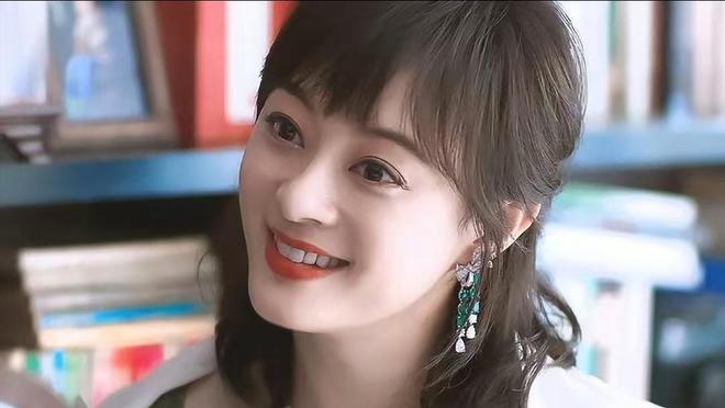 孙俪状态越来越好，红气养人展现无遗。最近的长发视频令人惊艳，颜值回春，自信满满。