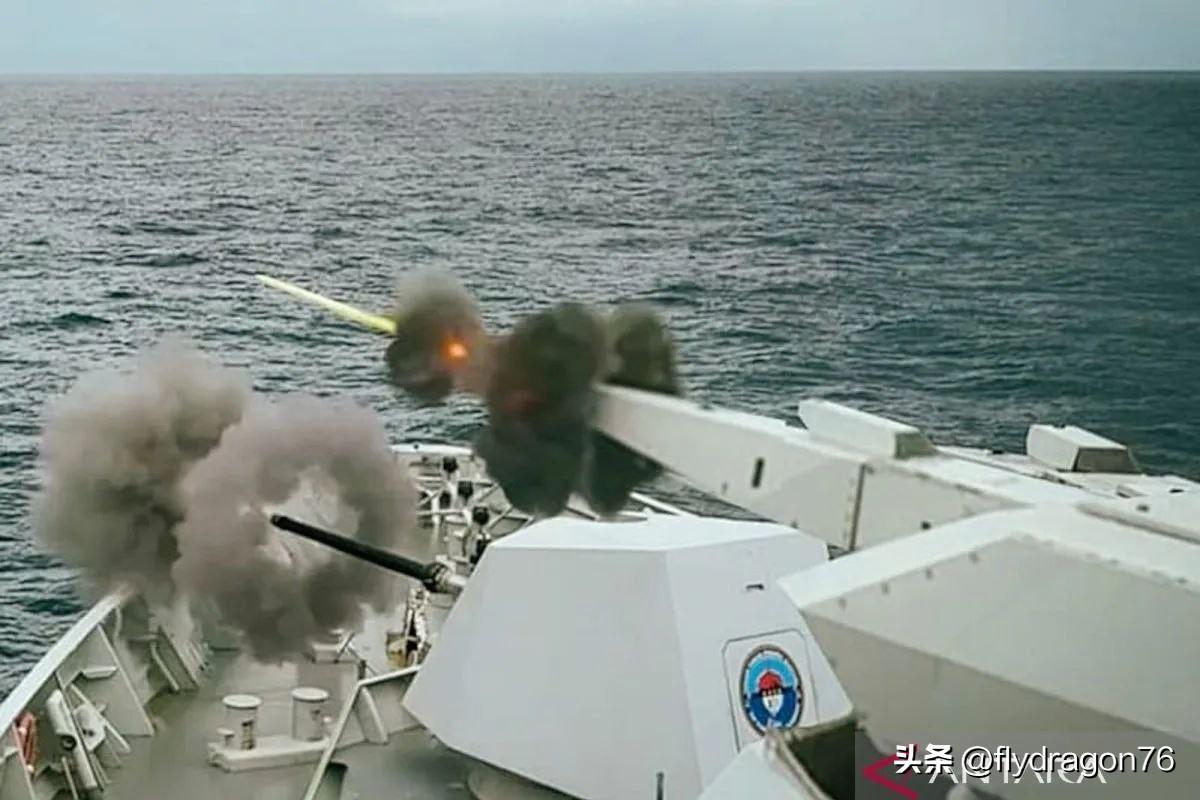 ⚔️🇮🇩 印尼护卫舰在班达海进行作战演习

印尼海军在班达海（马鲁古省）进行