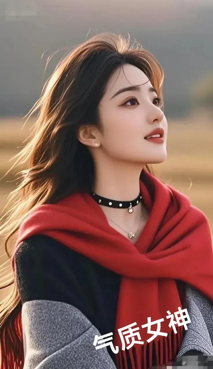 她立于旷野，红围巾似火点燃萧瑟，黑发随风张扬不羁。颈间choker添了几分个性，