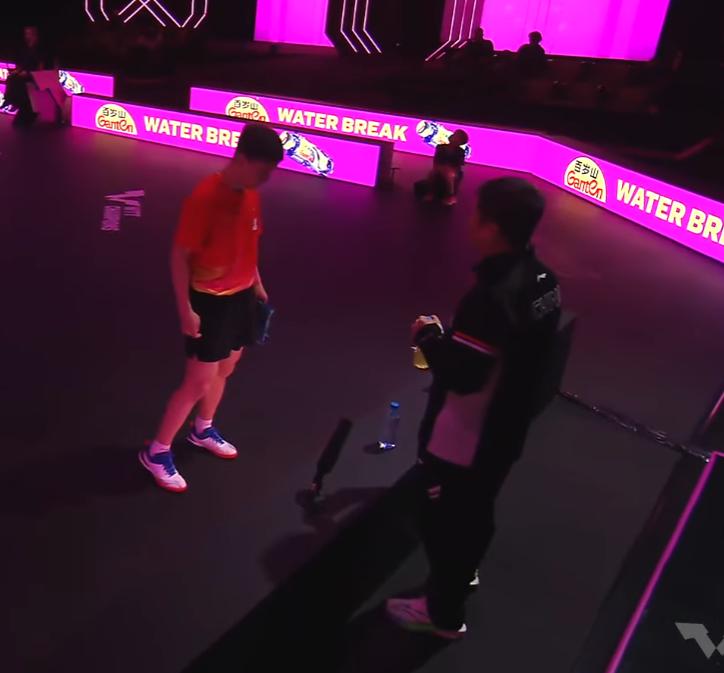 搞不懂！志强怎么让向鹏打张本智和反手？

志强说：
你别老给他中间，
他反手这一