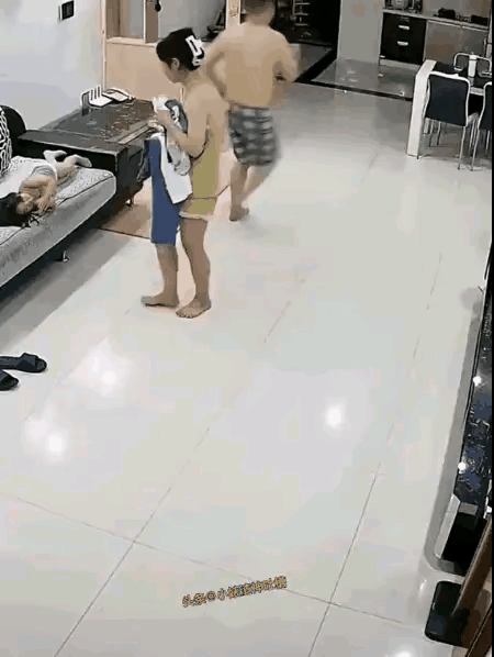 哦豁，
这下好了，
应该很痛吧。