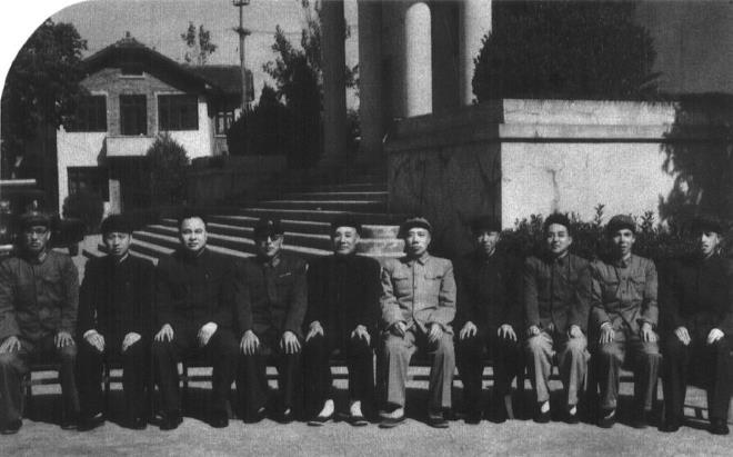 1961年10月，调南京军区工作时，同浙江省军区欢送的同志于司令部办公楼前。左起