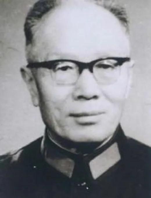 1942年，万毅被捕，蒋介石秘密下令杀了他，万毅从友人那里知道此事后，暗道不妙，