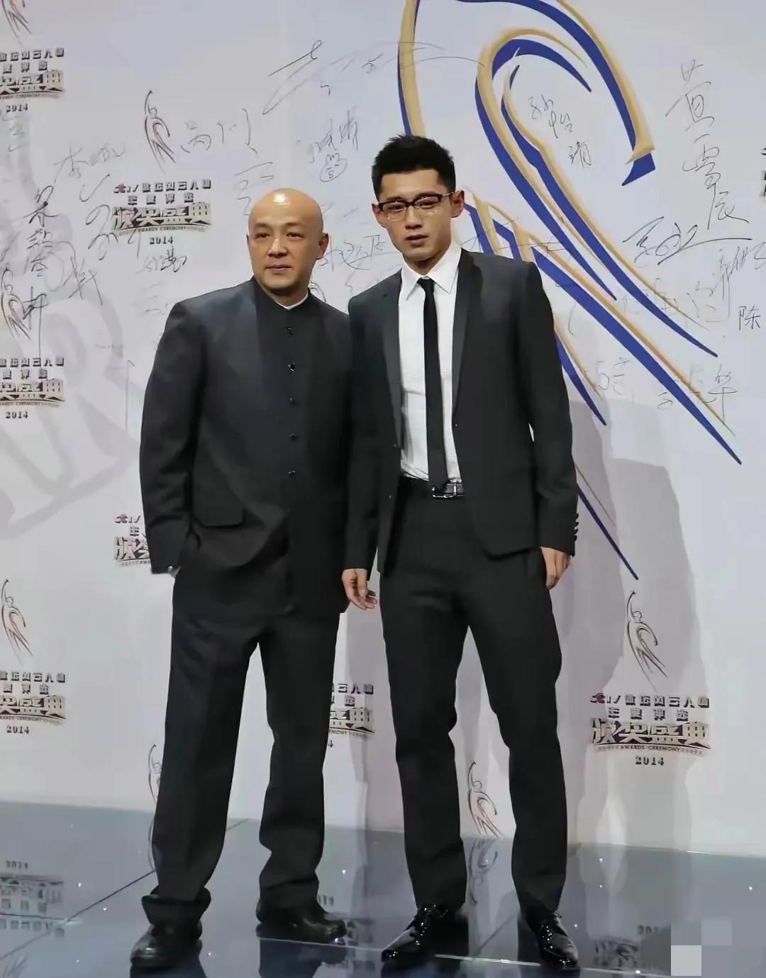 西装革履的张继科还是很帅气的，一身紧身小西装外套，白衬衫，领带，戴上黑边框眼镜，