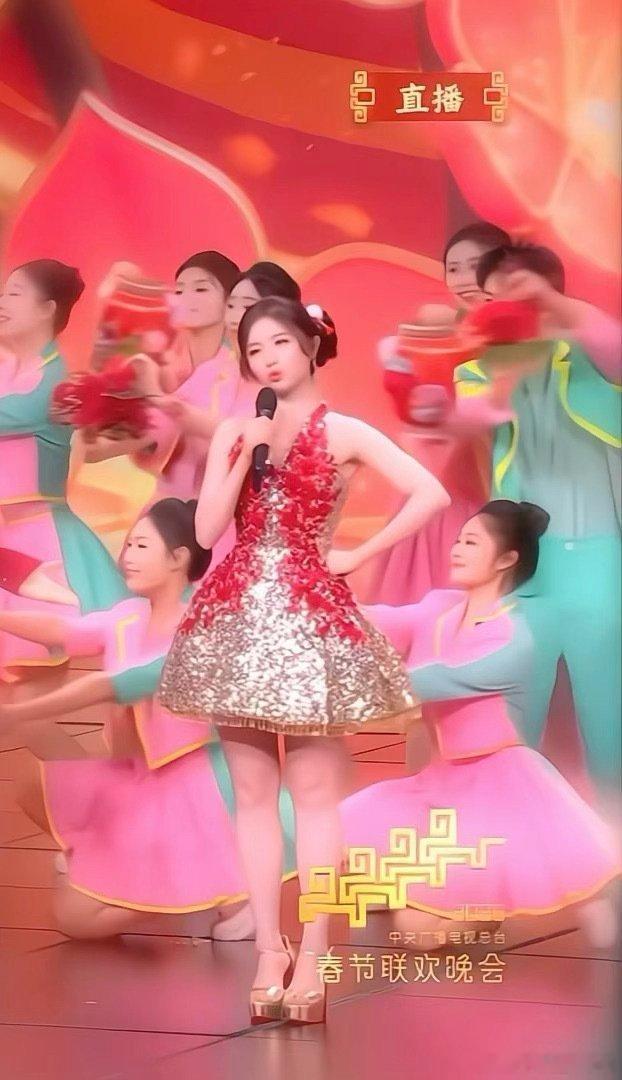 李兰迪善财童女红金裙一穿，摇头晃脑的样子也太萌了，台下互动甜度拉满，妥妥的年画里