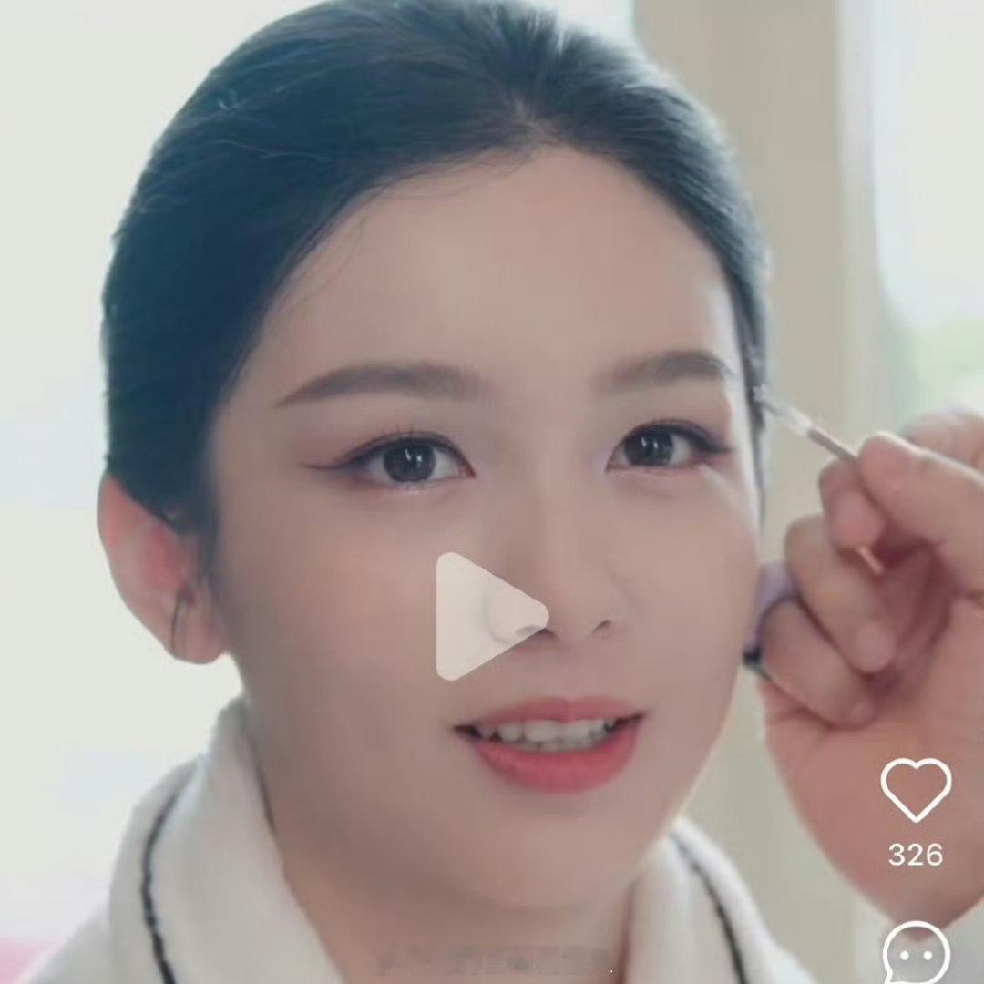 我印象中王亚飞妆容有段时间还挺出圈的，现在怎么手生成这样了，周也被他化的脸都大了