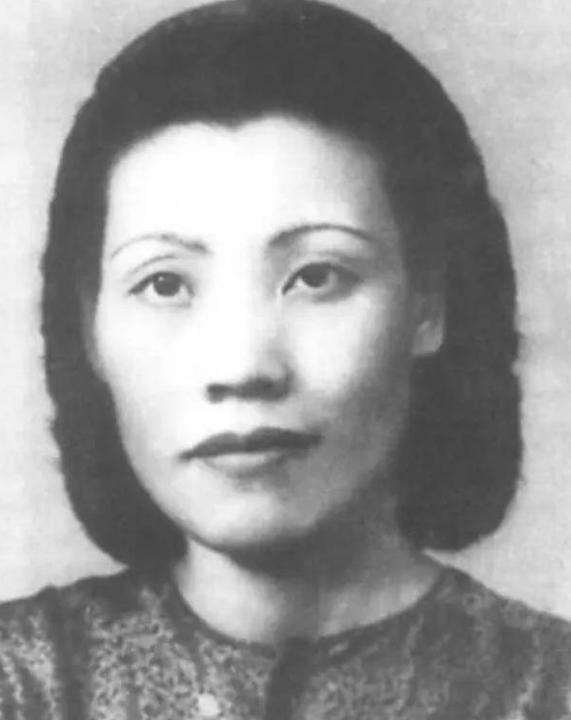 1981 年茅盾去世，治丧委员会给 76 岁的老妇人送了一份请帖。没想到，老妇人