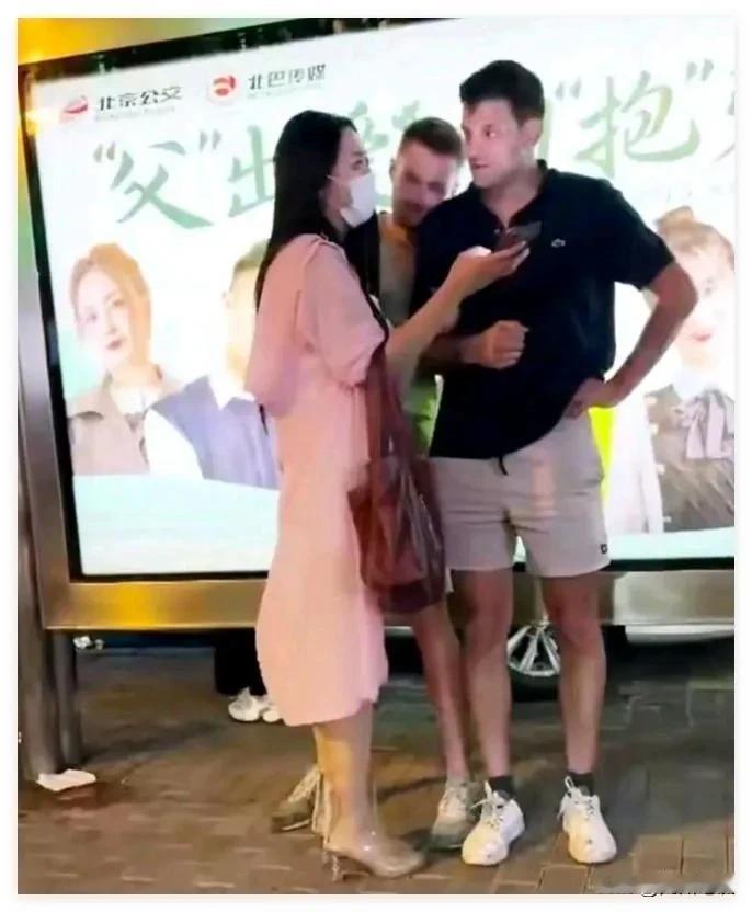 大城市还是机会多！美女主动搭讪老外，主动求加联系方式！

通过创造机会成功步入世